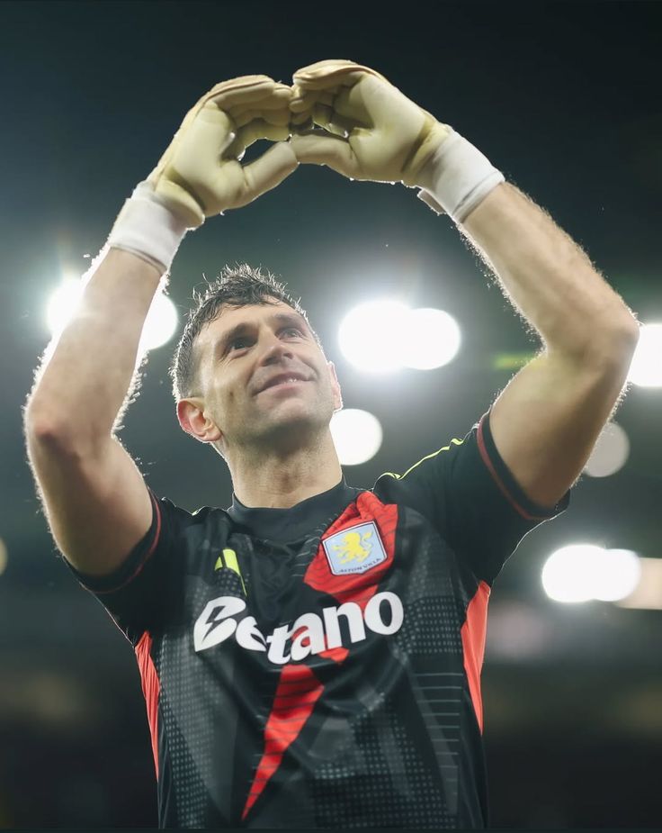 Istri Emi Martinez Beri Klarifikasi Mengejutkan Soal Isu Transfer Kiper Aston Villa ke Manchester United