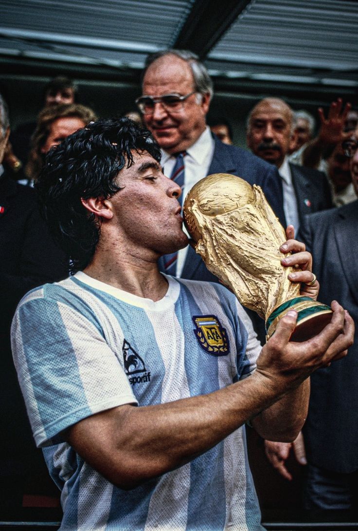 Hall of Fame Vol. III: Diego Maradona – Anak Lorong yang Menaklukkan Dunia