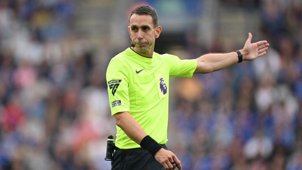 Howard Webb Tegaskan David Coote Tak Akan Kembali Pimpin Laga Premier League