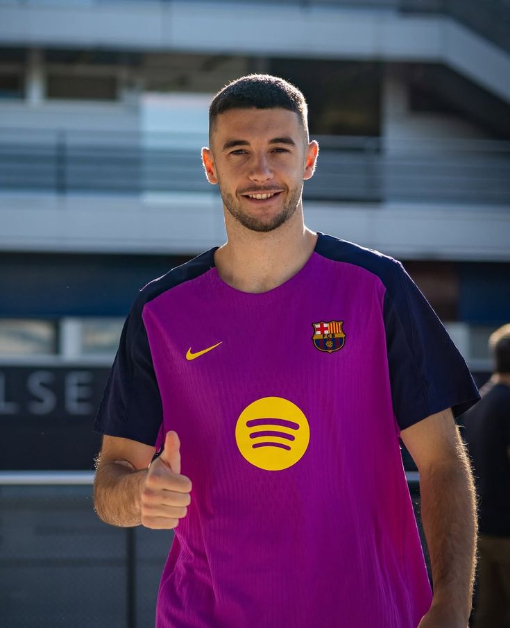 Joan Garcia Tetap Tenang Meski Belum Didaftarkan Barcelona