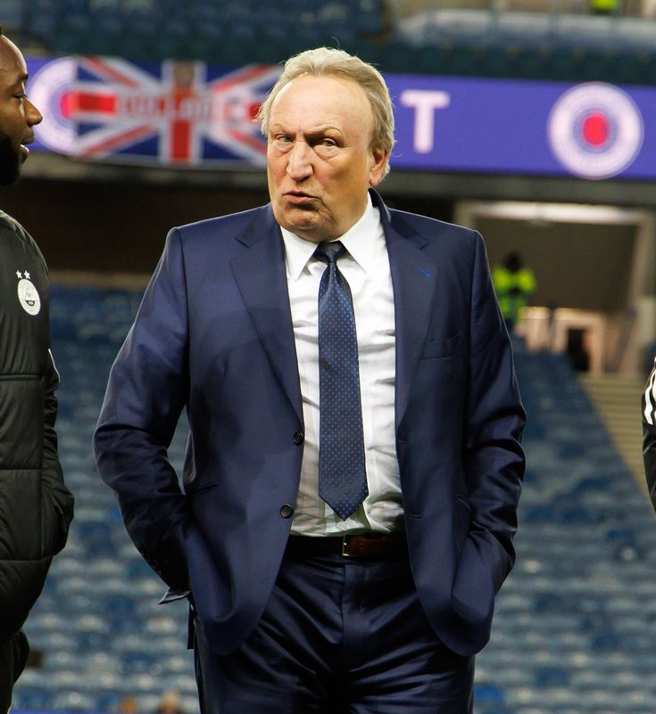 Neil Warnock Ikut Bercanda Soal Kursi Panas Amorim di Manchester United: “Telepon Saya Januari, 4-3-3!”