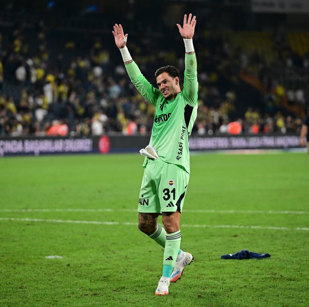 Ederson Tantang Balik Fans Usai Dilempari di Derby Panas Istanbul