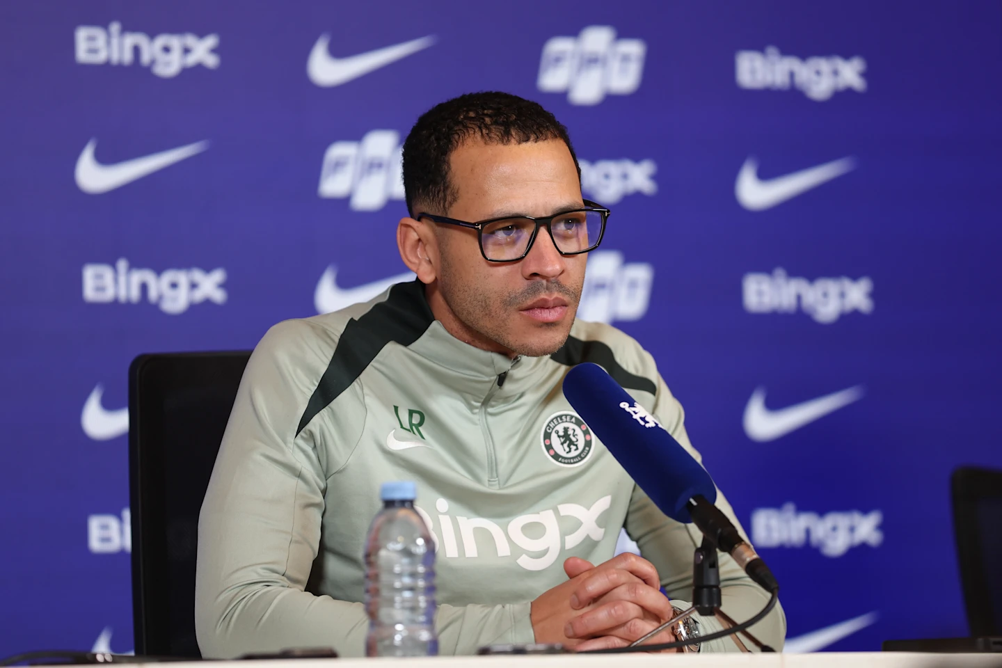 Rosenior Santai Jadi Bahan Olok-olok: Dibully Pemain Chelsea Usai Salah Kontrol Bola