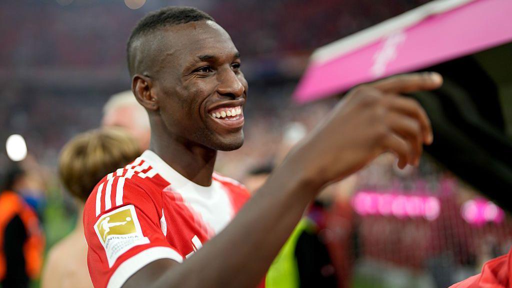 Vincent Kompany Jelaskan Alasan Nicolas Jackson Tak Ambil Penalti Saat Bayern Hajar Monchengladbach