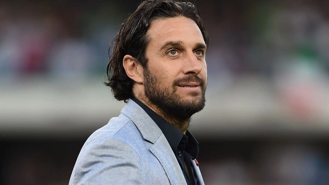 Luca Toni Kritik Peran Striker Modern: Terlalu Banyak Berlari, Jarang Masuk Kotak Penalti